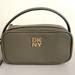 DKNY CAMERA, CROSSBODY BAG NEW